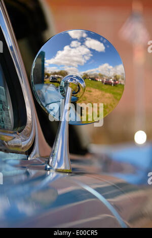 Parc Floral, New York, USA. Apr 27, 2014. La Chevrolet Corvette Décapotable 1961 Vue arrière miroir reflète un beau ciel bleu sur le terrain à la 35e assemblée annuelle de l'auto ancienne à Queens County Farm. Credit : Ann Parry/ZUMAPRESS.com/Alamy Live News Banque D'Images
