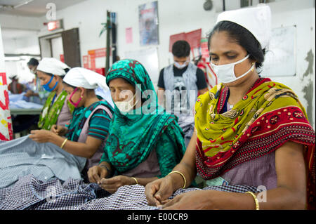 Dhaka, Bangladesh. Feb 27, 2014. Le 27 février 2014, Dhaka, Bangladesh - Scènes de la marque Mode garment factory dans la région de Gazipur Dhaka, Bangladesh. Il s'agit d'un grade 'A', ce qui signifie que l'usine est conforme aux normes internationale des travailleurs, tandis que 'B' et 'C' des usines de qualité ne sont pas réglementés et dangereux pour les travailleurs. © David Snyder/ZUMAPRESS.com/Alamy Live News Banque D'Images