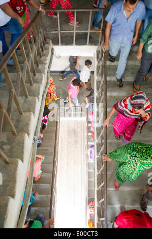 Dhaka, Bangladesh. Feb 27, 2014. Le 27 février 2014, Dhaka, Bangladesh - flux de travailleurs vers la sortie de l'usine de vêtements mode de marque Limited à Dhaka pour leur pause déjeuner d'une heure. La plupart des travailleurs retour à leurs résidences à proximité pour le déjeuner, tandis que d'autres apportent le déjeuner à l'usine. © David Snyder/ZUMAPRESS.com/Alamy Live News Banque D'Images