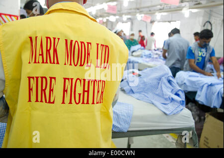 Dhaka, Bangladesh. Feb 27, 2014. Le 27 février 2014, Dhaka, Bangladesh - ouvriers formés comme les pompiers porter des gilets jaunes tout en travaillant sur le sol de l'usine de fabrique de vêtements mode de marque Limited à Dhaka. L'usine exporte à la fois en Europe et aux États-Unis. © David Snyder/ZUMAPRESS.com/Alamy Live News Banque D'Images