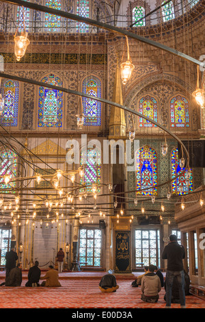 Les musulmans en prière dans la Mosquée Bleue Sultan Ahmet ou, Sultanahmet, Istanbul, Turquie Banque D'Images