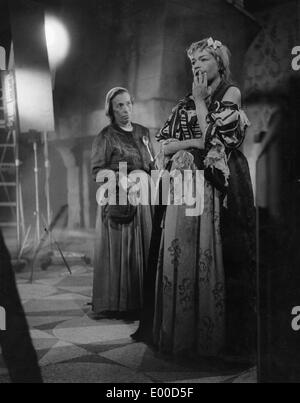 Helene Weigel et Simone Signoret, 1955 Banque D'Images