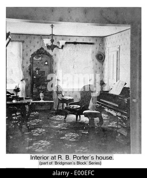 L'intérieur de la maison porter à Keene, New Hampshire, est représenté sur cette image. La photographie, capturée par J.A. French, montre l'élégance de la maison, avec un salon avec un piano, représentatif de l'architecture domestique de la région. Banque D'Images