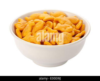 Les craquelins Goldfish dans un plat blanc, isolé sur blanc. Banque D'Images