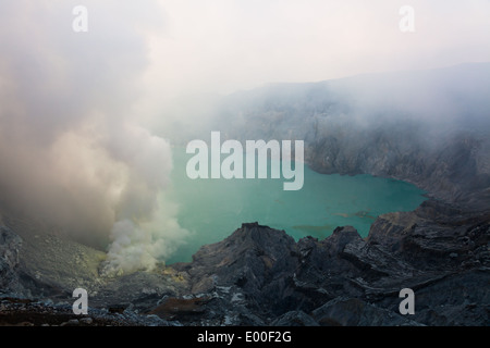 Mine de soufre et l'acide turquoise, le lac du cratère Kawah Ijen, Banyuwangi Regency, l'Est de Java, Indonésie Banque D'Images