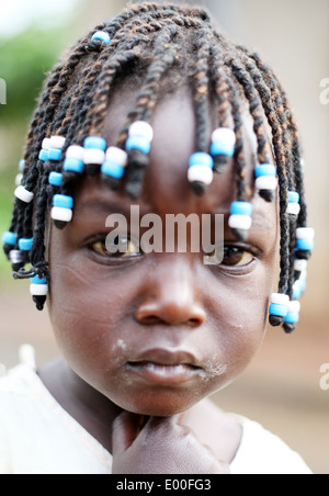 Un jeune enfant dans le domaine de l'Mawale district de Luwero dans le centre de l'Ouganda. Banque D'Images