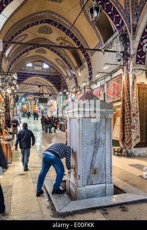 Une fontaine en marbre dans le Grand Bazar, Sultanahmet, Istanbul, Turquie Banque D'Images