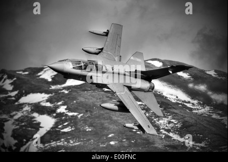 Un Tornado de la Royal Air Force, GR4 à voler de la formation dans le Nord du Pays de Galles. Banque D'Images