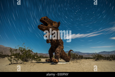 Tyrannosaurus rex sculpture sur fond de Star Trails, en Californie. Banque D'Images