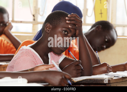 Les enfants à l'école financés par des ONG pour les enfants chéris du Kosovo École primaire dans le bidonville de la ville de Kampala en Ouganda Banque D'Images