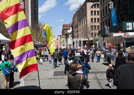 New York, USA. Apr 27, 2014. Scène de rue au TriBeCa Festival familial, dans le cadre du Tribeca Film Festival, New York City le 27 avril 2014 Credit : Louis Champion/Alamy Live News Banque D'Images