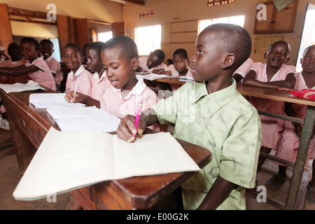 Les enfants à l'école financés par des ONG pour les enfants chéris du Kosovo École primaire dans le bidonville de la ville de Kampala en Ouganda Banque D'Images