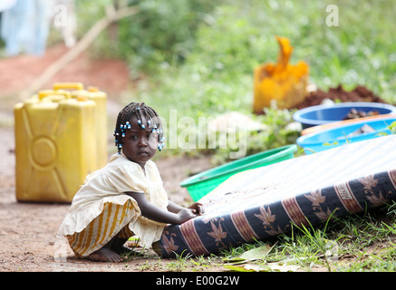 Un jeune enfant dans le domaine de l'Mawale district de Luwero dans le centre de l'Ouganda. Banque D'Images