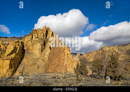 Une vue de la falaise de tuf à Smith Rock State Park sur le Crooked River dans le centre de l'Oregon Banque D'Images