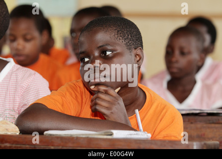 Les enfants à l'école financés par des ONG pour les enfants chéris du Kosovo École primaire dans le bidonville de la ville de Kampala en Ouganda Banque D'Images