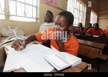 Les enfants à l'école financés par des ONG pour les enfants chéris du Kosovo École primaire dans le bidonville de la ville de Kampala en Ouganda Banque D'Images