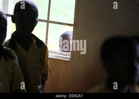 Les enfants de l'école dans le domaine de l'Mawale district de Luwero dans le centre de l'Ouganda. Banque D'Images