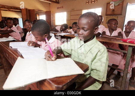 Les enfants à l'école financés par des ONG pour les enfants chéris du Kosovo École primaire dans le bidonville de la ville de Kampala en Ouganda Banque D'Images