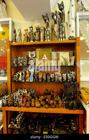 Madère Portugal cat et owl souvenirs en vente dans une boutique touristique Banque D'Images