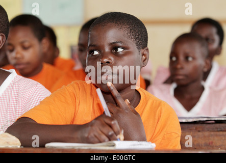 Les enfants à l'école financés par des ONG pour les enfants chéris du Kosovo École primaire dans le bidonville de la ville de Kampala en Ouganda Banque D'Images