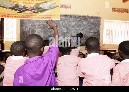 Les enfants à l'école financés par des ONG pour les enfants chéris du Kosovo École primaire dans le bidonville de la ville de Kampala en Ouganda Banque D'Images