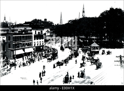 Cette photographie capture main Street, West Side et Central Square à Keene, dans le New Hampshire, dans les années 1900 L'image donne un aperçu de l'architecture du début du XXe siècle et de la vie communautaire dans cette ville de Nouvelle-Angleterre. Banque D'Images