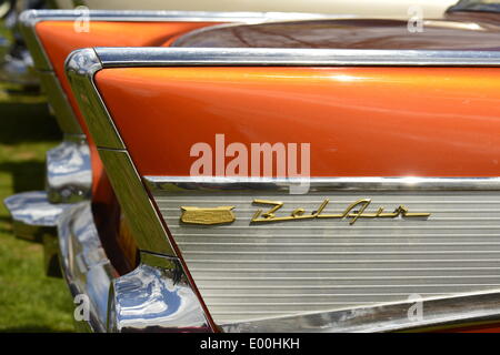 Parc Floral, New York, États-Unis, 27 avril 2014. Une orange 1957 Chevrolet Bel Air, avec un encart en aluminium striée dans sa queue, est exposé par les membres de la New York Antique Auto Club à la 35e assemblée annuelle de l'auto ancienne ferme à Queens. Credit : Ann E Parry/Alamy Live News Banque D'Images