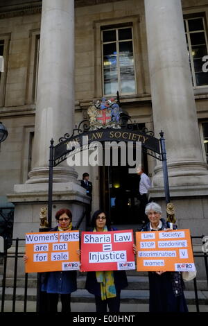 Londres, Royaume-Uni. Apr 28, 2014. Protestation contre la loi de la société, l'organe de représentation pour les procureurs en Angleterre et au Pays de Galles, qui a émis des directives relatives à la charia sur les testaments, les successions et l'héritage. Cet avis est très discriminatoire Crédit : Rachel Megawhat/Alamy Live News Banque D'Images