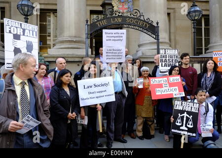 Londres, Royaume-Uni. Apr 28, 2014. Protestation contre la loi de la société, l'organe de représentation pour les procureurs en Angleterre et au Pays de Galles, qui a émis des directives relatives à la charia sur les testaments, les successions et l'héritage. Cet avis est très discriminatoire Crédit : Rachel Megawhat/Alamy Live News Banque D'Images