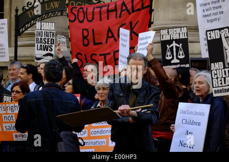 Londres, Royaume-Uni. Apr 28, 2014. Protestation contre la loi de la société, l'organe de représentation pour les procureurs en Angleterre et au Pays de Galles, qui a émis des directives relatives à la charia sur les testaments, les successions et l'héritage. Cet avis est très discriminatoire Crédit : Rachel Megawhat/Alamy Live News Banque D'Images