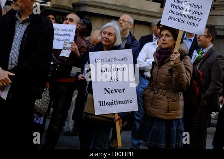 Londres, Royaume-Uni. Apr 28, 2014. Protestation contre la loi de la société, l'organe de représentation pour les procureurs en Angleterre et au Pays de Galles, qui a émis des directives relatives à la charia sur les testaments, les successions et l'héritage. Cet avis est très discriminatoire Crédit : Rachel Megawhat/Alamy Live News Banque D'Images