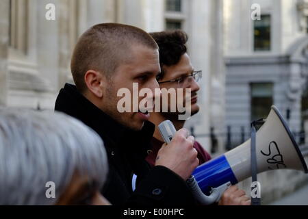 Londres, Royaume-Uni. Apr 28, 2014. Protestation contre la loi de la société, l'organe de représentation pour les procureurs en Angleterre et au Pays de Galles, qui a émis des directives relatives à la charia sur les testaments, les successions et l'héritage. Cet avis est très discriminatoire Crédit : Rachel Megawhat/Alamy Live News Banque D'Images