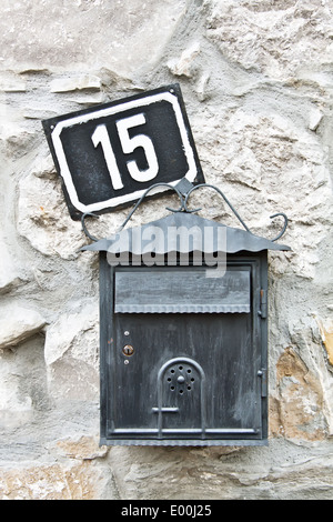 Boîte de courrier électronique et numéro de maison sur le mur Banque D'Images