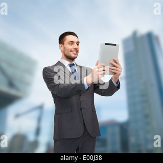 Smiling buisnessman avec tablette PC ordinateur Banque D'Images