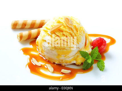 Boule de glace blanc jaune crème avec sauce au caramel Banque D'Images
