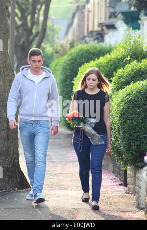 Sheffield, Royaume-Uni. 28 avril, 2014. Les membres de l'approche publique service road pour jeter tributs floraux suite à l'incendie d'une maison où trois générations d'une famille ont péri. crédit : deborah vernon/Alamy live news Banque D'Images