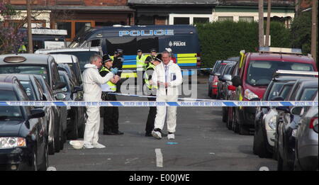 Sheffield, Royaume-Uni. 28 avril, 2014. Les enquêtes judiciaires se poursuivent au service route après l'incendie d'une maison où trois générations d'une famille ont péri. crédit : deborah vernon/Alamy live news Banque D'Images