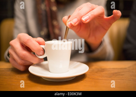 Les doigts féminins cafe thé restaurant table Banque D'Images