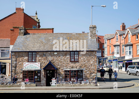 Café dans la vieille maison en pierre sur le front de mer de Rhos-on-Sea, Colwyn Bay, Conwy, Nord du Pays de Galles, Royaume-Uni, Angleterre Banque D'Images