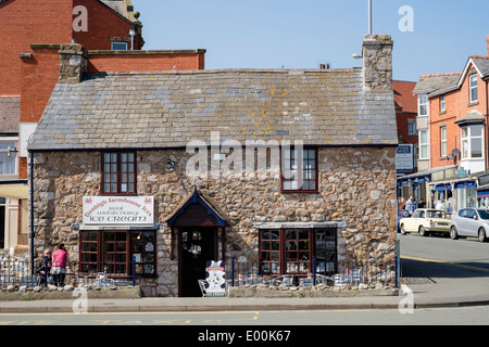 Café dans la vieille maison en pierre sur le front de mer de Rhos-on-Sea, Colwyn Bay, Conwy, Nord du Pays de Galles, Royaume-Uni, Angleterre Banque D'Images