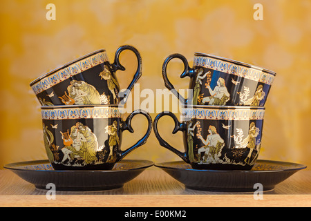 Les belles tasses à thé décorée avec une liste avec de l'or avec l'image de scènes de la vie antique. Banque D'Images