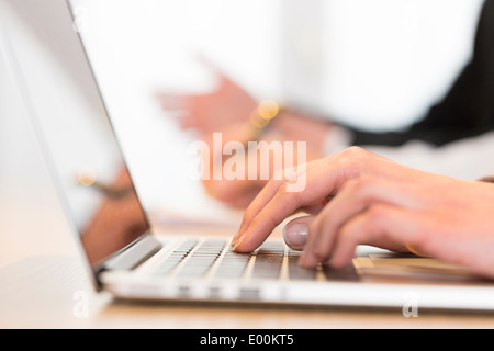 Clavier ordinateur femelle 24 collègue background Banque D'Images