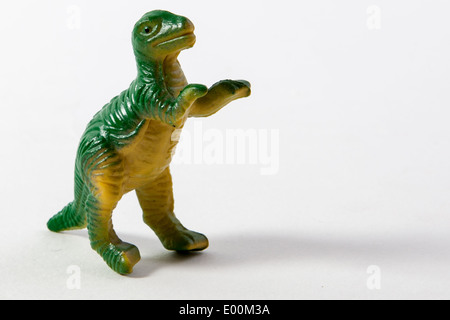 Les jouets en plastique et les chiffres d'un jouer ensemble, les dinosaures, les animaux de ferme et les animaux de zoo Banque D'Images