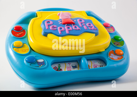 Le savez bien marque Peppa Pig sur un tout-petit enfant portable bleu et jaune qui joue de la musique, s'allume et a des jeux sur elle. Banque D'Images