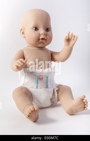 Un bébé Annabell poupée sur un fond blanc, une childs toy dolly. Banque D'Images