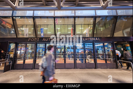 Une entrée de la déprimante, en proie à la criminalité Port Authority Bus Terminal à midtown Manhattan à New York Banque D'Images