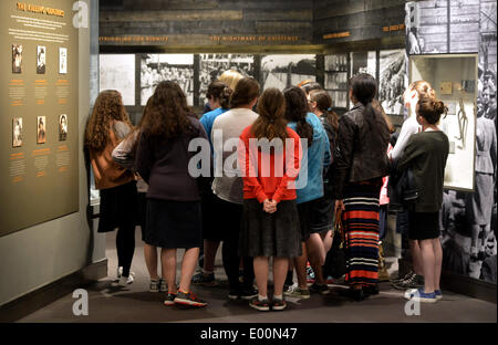 New York, USA. Apr 28, 2014. Les élèves écoutent une survivante de l'Holocauste dans le musée du patrimoine juif à New York, États-Unis, le 28 avril 2014. Un événement nommé "Une mémoire vivante de l'Holocauste" est tenue ici pour commémorer le jour de l'Holocauste le lundi. Les survivants de l'holocauste de la Pologne, l'Allemagne, et la Belgique qui vivent aujourd'hui à New York a rencontré plus de 300 étudiants et visitorsg ici et partagé avec eux ce qu'ils avaient été thourgh pendant l'Holocauste. Credit : Wang Lei/Xinhua/Alamy Live News Banque D'Images