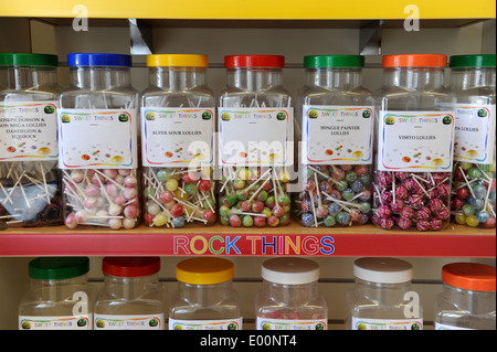 Des bonbons dans des bocaux dans une pâtisserie dans le Yorkshire du Nord. Banque D'Images