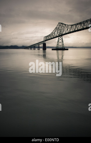 US Highway 101 traverse la rivière Columbia entre l'Oregon et Washington sur l'Astoria-Pont Megler Banque D'Images