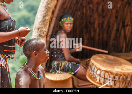 De Zoulou, hommes et femmes en costumes traditionnels en public au parc Village Phezulu au Kwazulu Natal Afrique du Sud Banque D'Images